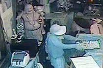 Trinh sát ngâm mình dưới sông bắt kẻ trộm tiệm vàng 