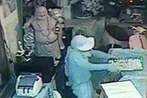 Trinh sát ngâm mình dưới sông bắt kẻ trộm tiệm vàng 