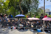 Người dân đội nắng tiễn biệt Tổng Bí thư Nguyễn Phú Trọng