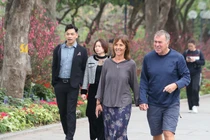 Hồ Gươm tấp nập người du xuân đầu năm mới Giáp Thìn