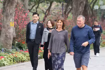 Hồ Gươm tấp nập người du xuân đầu năm mới Giáp Thìn