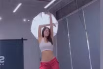 Cựu "gà cưng" Vũ Khắc Tiệp chăm lắc hông để có... bụng không “sóng mỡ”