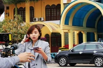 Nữ phóng viên Hàn Quốc tác nghiệp ở ga Đồng Đăng gây sốt MXH