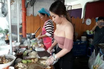 Video: Nữ thạc sĩ nóng bỏng bỏ việc đi bán cơm gà