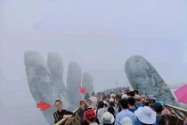 Thót tim nhóm du khách "trèo" ra ngoài lan can cầu Vàng sống ảo