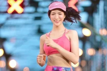 Gái xinh bán kẹo mê chạy bộ lộ nhan sắc chuẩn thần tiên 