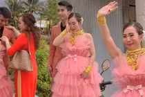 Lấy chồng đúng "gánh nặng", cô dâu đeo vàng đỏ người ngày cưới