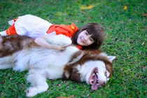 Cô bé quàng khăn đỏ siêu dễ thương đốn tim dân mạng