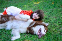 Cô bé quàng khăn đỏ siêu dễ thương đốn tim dân mạng