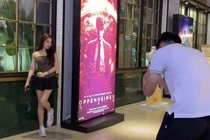 Nhâm Mạnh Dũng cực ga lăng, thể hiện tình cảm với bạn gái