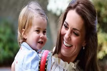 Video: Quyền lực không ngờ của Công chúa nhỏ Charlottle đối với nước Anh 