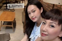 Ngồi cạnh “mẹ ngoại” U50, Doãn Hải My nhìn như hai chị em
