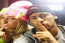 Chuyện tình Neymar với người đẹp nghiện xăm trổ 