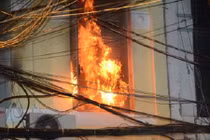 Cháy dữ dội ở Sài Gòn, bé gái hai tuổi tử vong