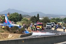 Máy bay của Không quân Pháp bất ngờ lao xuống ven đường quốc lộ