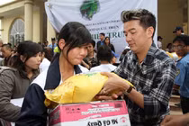 Bị 'nhắc' làm từ thiện chống dịch, Đàm Vĩnh Hưng có màn đáp trả