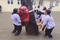 Nước ngập sân trường, học sinh tranh thủ tắm mưa giải nhiệt