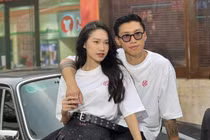 Từ sân bóng đến bãi biển, Đoàn Văn Hậu và bạn gái chăm diện đồ đôi