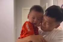 Tuyển thủ Việt Nam quá bảnh bao, con trai không nhận ra bố