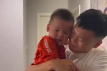 Tuyển thủ Việt Nam quá bảnh bao, con trai không nhận ra bố