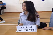 Xuất hiện bên tấm biển lạ, nữ sinh ĐH Hàng hải bổng nổi tiếng như cồn