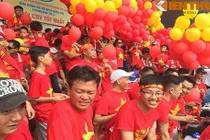 CĐV đất Mỏ phủ đỏ sân Cẩm Phả cổ vũ U23 VN