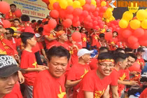 CĐV đất Mỏ phủ đỏ sân Cẩm Phả cổ vũ U23 VN