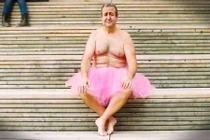 Nhiếp ảnh gia “xì-tin” mặc váy hồng ngao du thế giới