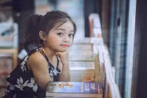 Dân mạng chết mê với "thiên thần nhí" 7 tuổi trên phố sách