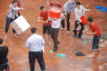 Quẩy với học sinh ngày bế giảng, thầy hiệu phó bị ụp nguyên xô nước vào người