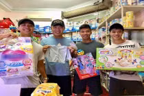 Cầu thủ đội tuyển Việt Nam bất ngờ biến thành ông bố bỉm sữa