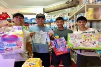 Cầu thủ đội tuyển Việt Nam bất ngờ biến thành ông bố bỉm sữa