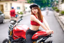 Gặp lại hot girl Hà thành xinh đẹp nổi bật mùa Euro 2016