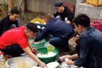 Hội đàn ông rửa bát ở đám cưới khiến CĐM “tranh luận” máu lửa