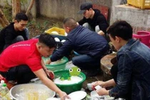 Hội đàn ông rửa bát ở đám cưới khiến CĐM “tranh luận” máu lửa