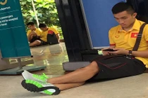 ĐT Việt Nam vật vã ở sân bay chờ trở về nước