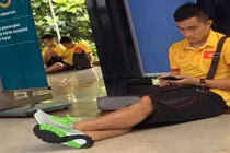 ĐT Việt Nam vật vã ở sân bay chờ trở về nước