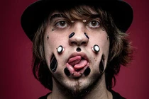 Kinh hãi với chàng trai đục 11 lỗ trên khuôn mặt 