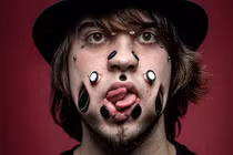 Kinh hãi với chàng trai đục 11 lỗ trên khuôn mặt 