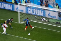 Dập tắt giấc mơ 38 năm World Cup của Peru, Pháp thẳng tiến vào vòng trong