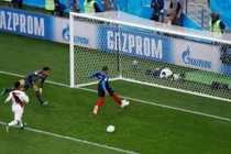 Dập tắt giấc mơ 38 năm World Cup của Peru, Pháp thẳng tiến vào vòng trong