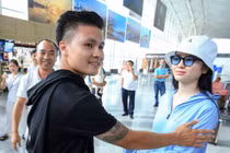 Quang Hải xuất ngoại, bạn gái bịn rịn chia tay ở sân bay