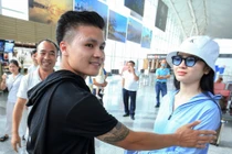 Quang Hải xuất ngoại, bạn gái bịn rịn chia tay ở sân bay