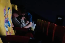 Cặp đôi thản nhiên “sờ soạng” trong rạp chiếu phim khiến CĐM nhức mắt