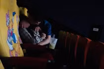 Cặp đôi thản nhiên “sờ soạng” trong rạp chiếu phim khiến CĐM nhức mắt