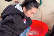 Về quê chồng, vợ Đoàn Văn Hậu xung phong làm việc này