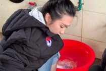 Về quê chồng, vợ Đoàn Văn Hậu xung phong làm việc này