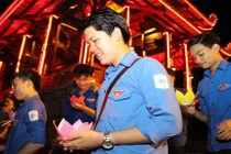 Giới trẻ Quảng Trị thắp sáng bờ sông Thạch Hãn tri ân anh hùng liệt sĩ