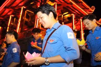 Giới trẻ Quảng Trị thắp sáng bờ sông Thạch Hãn tri ân anh hùng liệt sĩ