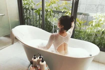 Bạn gái người hùng AFF Cup Huy Hùng khoe hình sốc hơn cả Ngọc Trinh